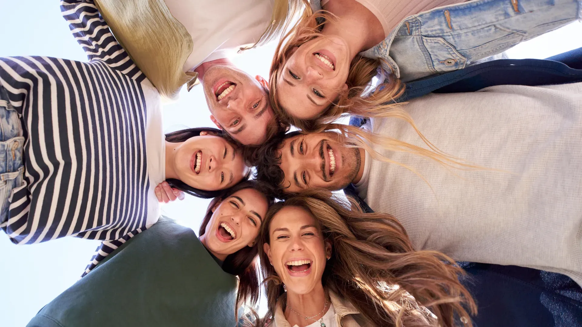 Grupo de personas sonriendo